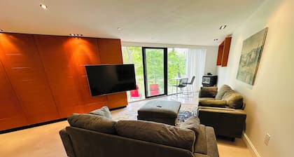 Charming 2-bedroom apartment waterfront with WiFi, lovely New Milford