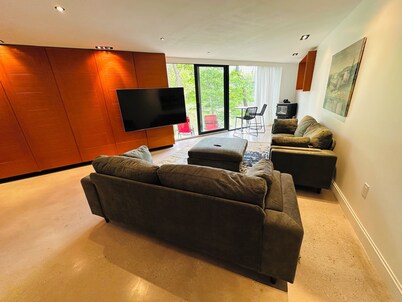 Charming 2-bedroom apartment waterfront with WiFi, lovely New Milford