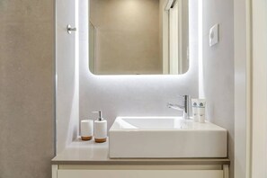 Een douche, een haardroger, handdoeken, shampoo