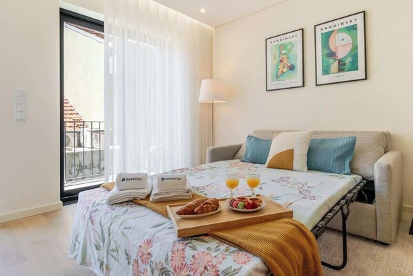 1 chambre, fer et planche à repasser, lit de bébé portatif