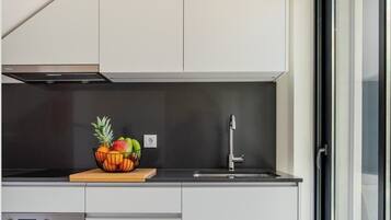 Coffee/tea maker, fridge, oven, stovetop