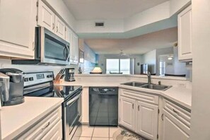 冷蔵庫、電子レンジ、オーブン、コンロ