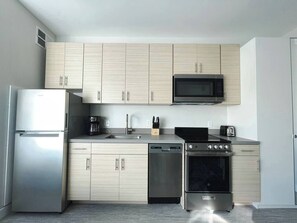 Jääkaappi, mikroaaltouuni, uuni, liesi