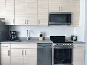 Fridge, microwave, oven, stovetop - Sleepover | Brilliant Studio and Gym - Des Moines (Des Moines)
