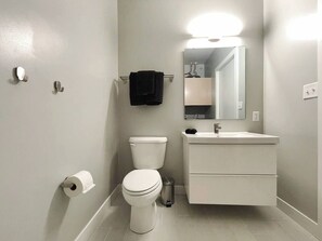 Asciugacapelli, asciugamani, sapone, shampoo