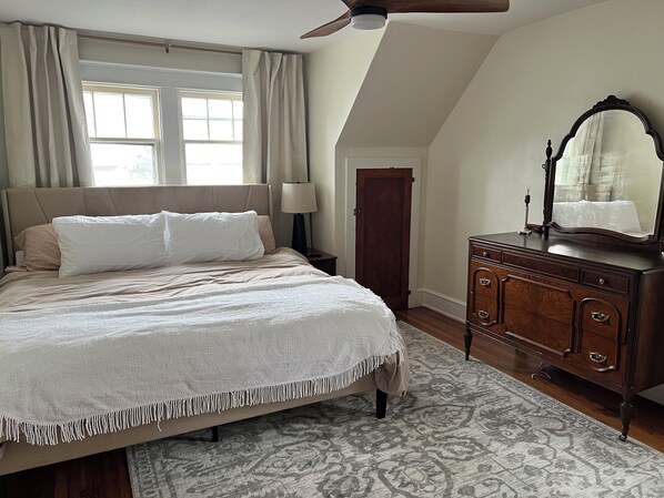 3 bedrooms, free WiFi, bed sheets - Newly renovated three bedroom home in Oneonta. (Oneonta)