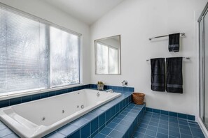 Shower, jetted bath, hair dryer, towels - 3-bedroom house with wooded views and private, heated pool in Sag Harbor (Sag Harbor)