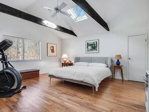3 bedrooms, desk, free WiFi, bed sheets - 3-bedroom house with wooded views and private, heated pool in Sag Harbor (Sag Harbor)