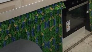 Keittiössä on mikroaaltouuni, leivänpaahdin, vedenkeitin ja pieni uuni.