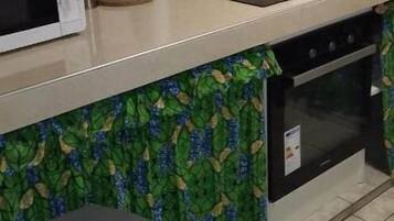 Jääkaappi, mikroaaltouuni, uuni, liesi