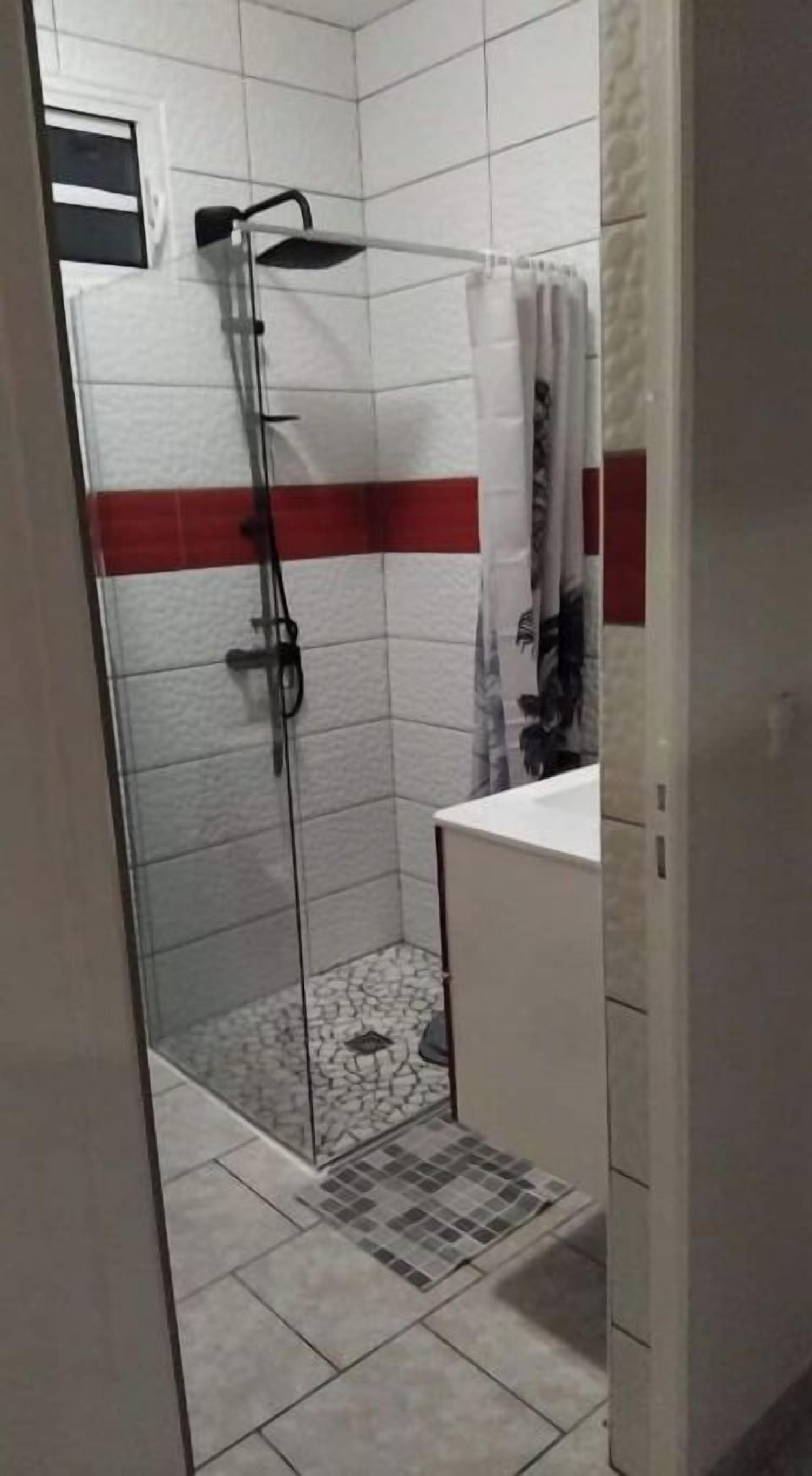 Douche, sèche-cheveux, serviettes fournies, savon