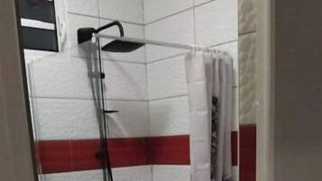 Douche, sĂšche-cheveux, serviettes fournies, savon