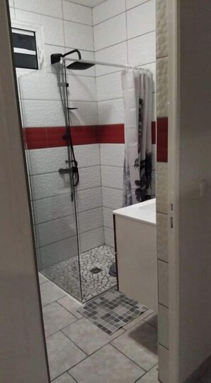 Dusj, hårføner, håndklær og såpe