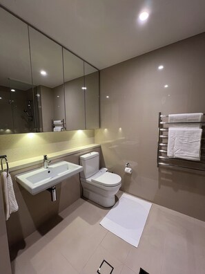 Een bubbelbad, handdoeken, zeep, toiletpapier