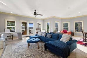 Smart TV, ping pong, stereo