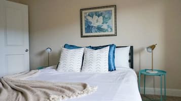 Skrivebord, strykejern/-brett, wi-fi (inkludert) og sengetøy