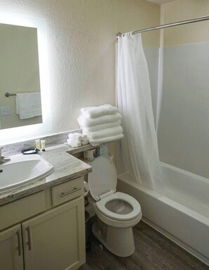 Haartrockner, Handtücher, Seife, Shampoo