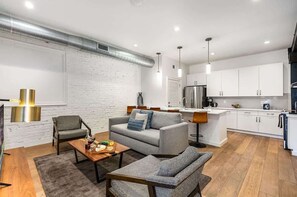 Smart TV, offices - The Saddlery - Showroom - Steps from Broadway! (Nashville)