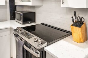 Refrigerador, microondas, horno y parrilla de estufa 