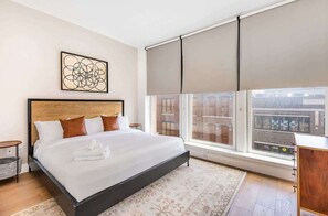 2 habitaciones, escritorio y tabla de planchar con plancha 
