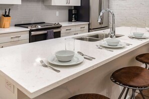 Fridge, microwave, oven, stovetop - The Saddlery - Spotlight - Steps to Broadway! (Nashville)