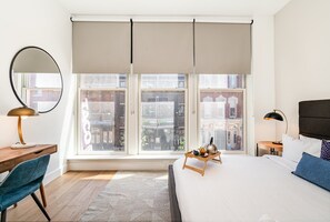 4 chambres, bureau, fer et planche à repasser, lit parapluie