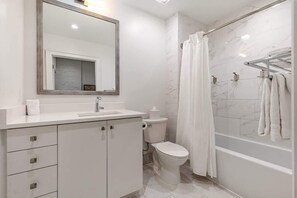 Shower, hair dryer, towels, shampoo - The Saddlery-Southern Set-2 Units-Walk to Broadway (Nashville)