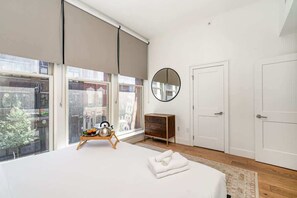 4 bedrooms, desk, iron/ironing board, travel cot - The Saddlery-Southern Set-2 Units-Walk to Broadway (Nashville)