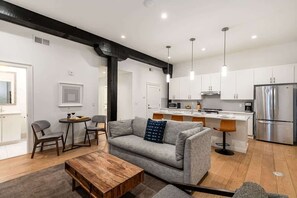 Smart TV, offices - The Saddlery-Southern Set-2 Units-Walk to Broadway (Nashville)