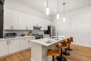 Fridge, microwave, oven, stovetop - The Saddlery-Southern Set-2 Units-Walk to Broadway (Nashville)