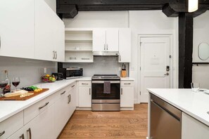 Réfrigérateur, four à micro-ondes, un four, surface de cuisson