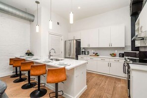 Réfrigérateur, four à micro-ondes, un four, surface de cuisson