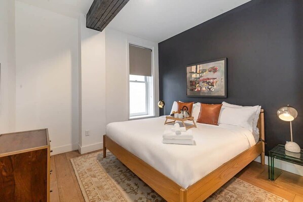 4 habitaciones, escritorio y tabla de planchar con plancha