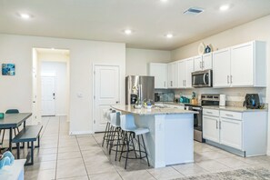 Microondas, horno, placa de cocina y lavavajillas