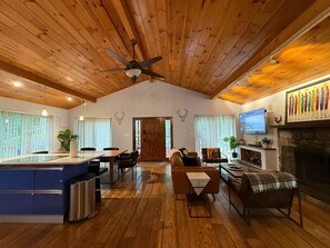 Interior - Ski Chalet. EV Charger Sauna,Hot Tub,Movie Room & Firepit. PET Friendly (Blakeslee)