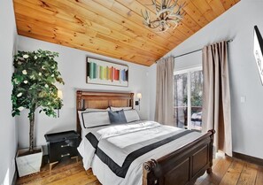 4 bedrooms, in-room safe, iron/ironing board, free WiFi - Ski Chalet. EV Charger Sauna,Hot Tub,Movie Room & Firepit. PET Friendly (Blakeslee)