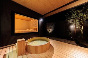Habitación cuádruple, para no fumadores | Baño | Amenidades de baño gratuitas, secadora de cabello, pantuflas, toallas 