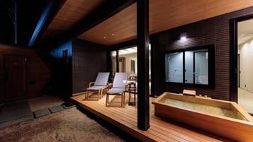 Luxury Twin Room, Non Smoking | Bathroom | Free toiletries, hair dryer, slippers, towels