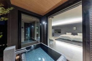 Twin Room, Non Smoking | Bathroom | Free toiletries, hair dryer, slippers, towels