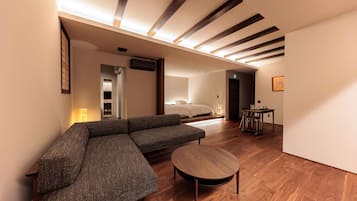 Luxury Twin Room, Non Smoking | Peti besi dalam bilik, seterika/papan seterika, Wi-fi percuma