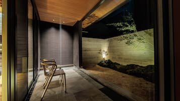 Habitación con 2 camas individuales, para no fumadores | Caja de seguridad en la habitación y tabla de planchar con plancha