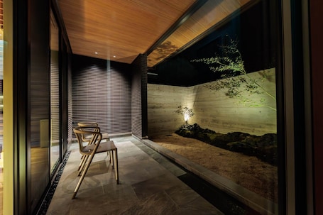 Habitación con 2 camas individuales, para no fumadores | Caja de seguridad en la habitación y tabla de planchar con plancha