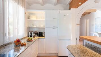 Jääkaappi, mikroaaltouuni, uuni, liesi