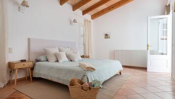 3 slaapkamers, een strijkplank/strijkijzer, gratis wifi, beddengoed