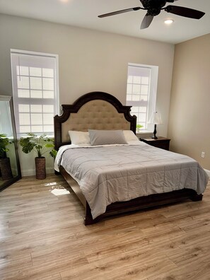 5 bedrooms, iron/ironing board, WiFi, bed sheets - The Zion House - Charming Historic Home Perfect for Family Vacations and Events (Pevely)