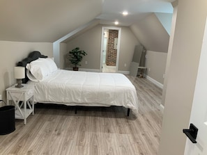 5 bedrooms, iron/ironing board, WiFi, bed sheets