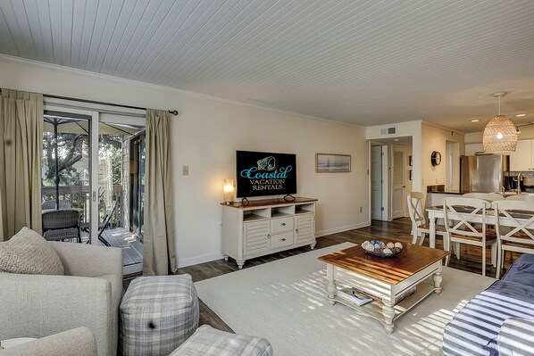 TV - Walk to the Beach from 31 The Moorings – Free Amenities & Luxe Comfort (Hilton Head Island)