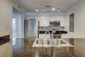 Réfrigérateur, four à micro-ondes, un four, surface de cuisson