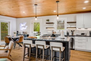 Een microgolfoven, een oven, een kookplaat, een vaatwasser