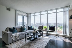 Classic Apartment, Lake View | Living area